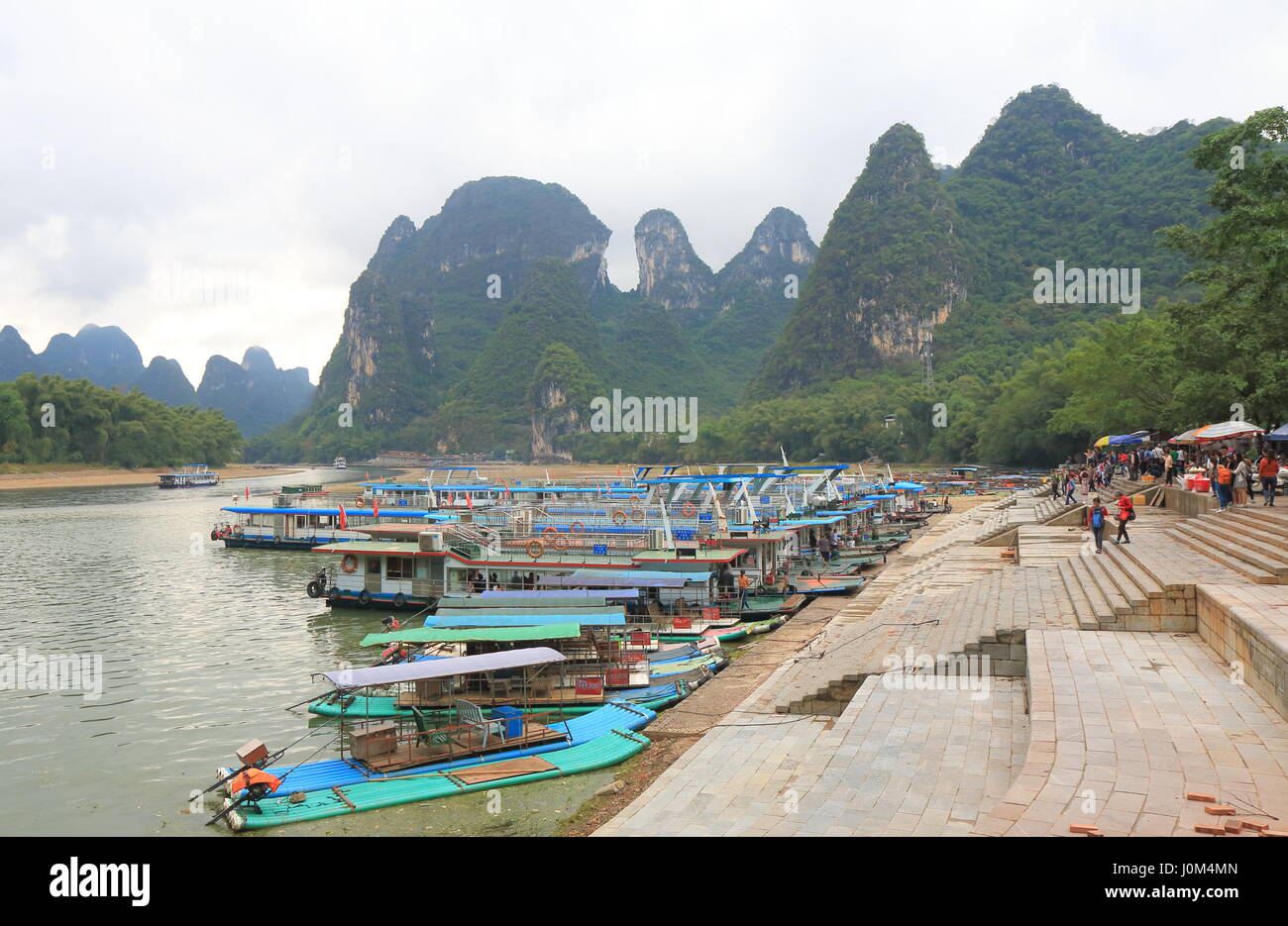 Die Leute nehmen Li Fluss malerische Kreuzfahrt Boot in Yangshou China. Stockfoto