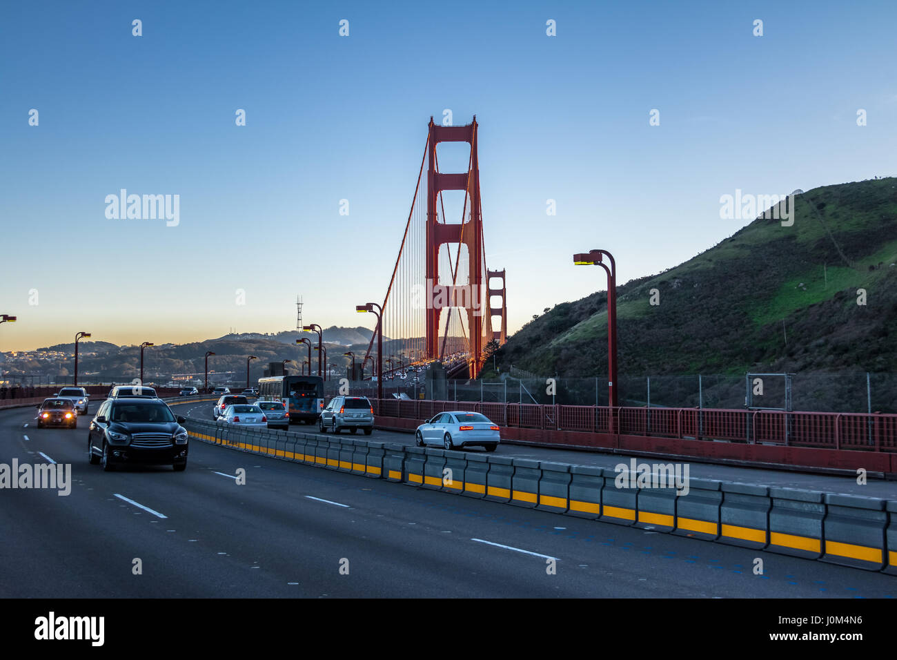 Verkehr auf der Golden Gate Bridge - San Francisco, Kalifornien, USA Stockfoto