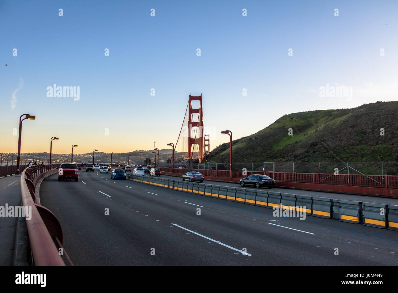 Verkehr auf der Golden Gate Bridge - San Francisco, Kalifornien, USA Stockfoto