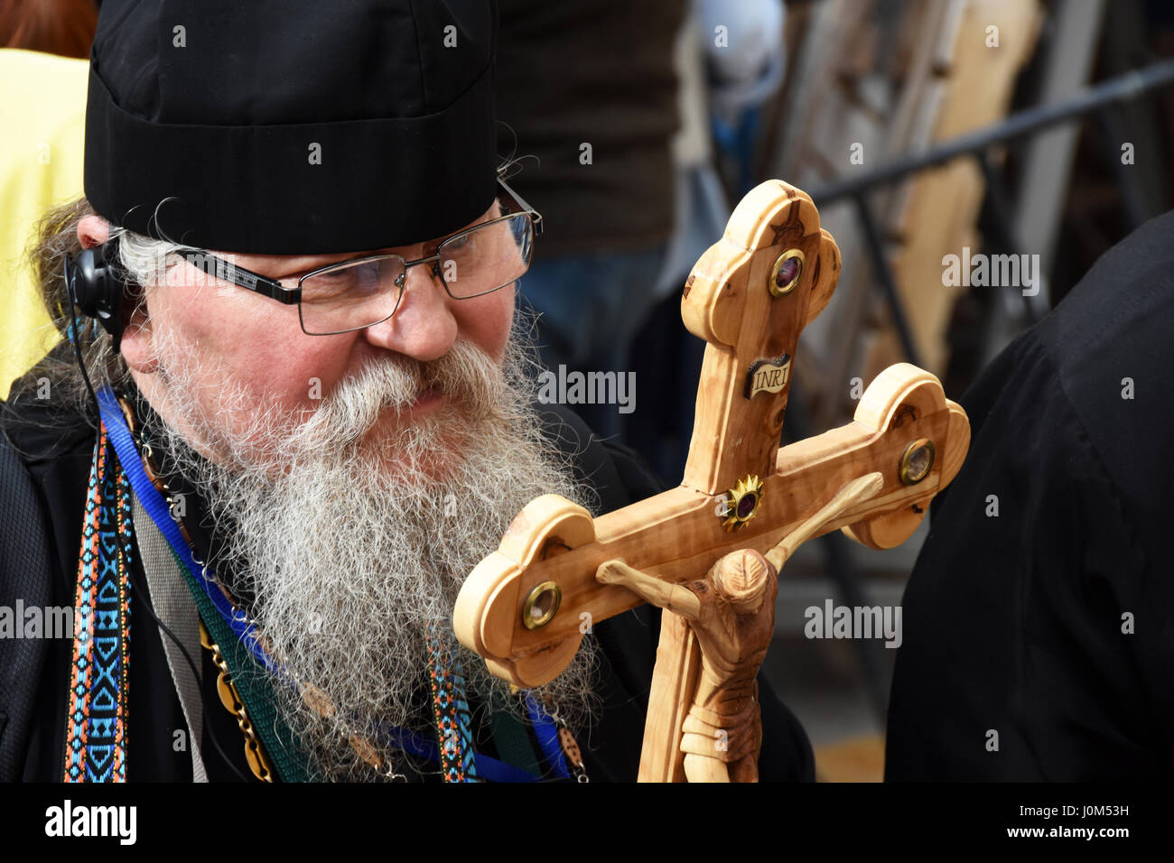 Via Dolorosa Pilger hält Kreuz Jerusalem Stockfoto