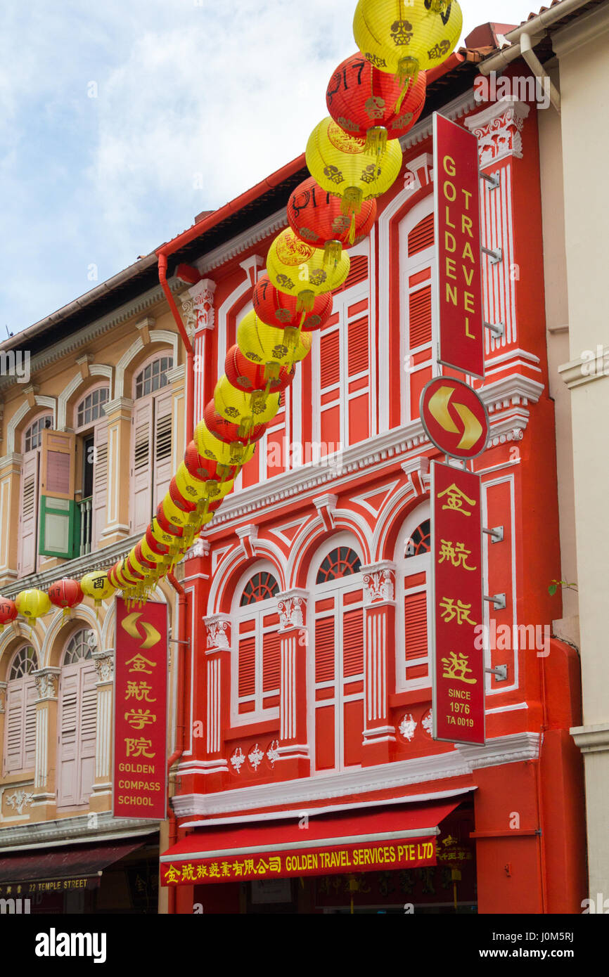 Bunte Reisebüro in chinesische Shophouse in einem Street, Chinatown, Singapur Stockfoto