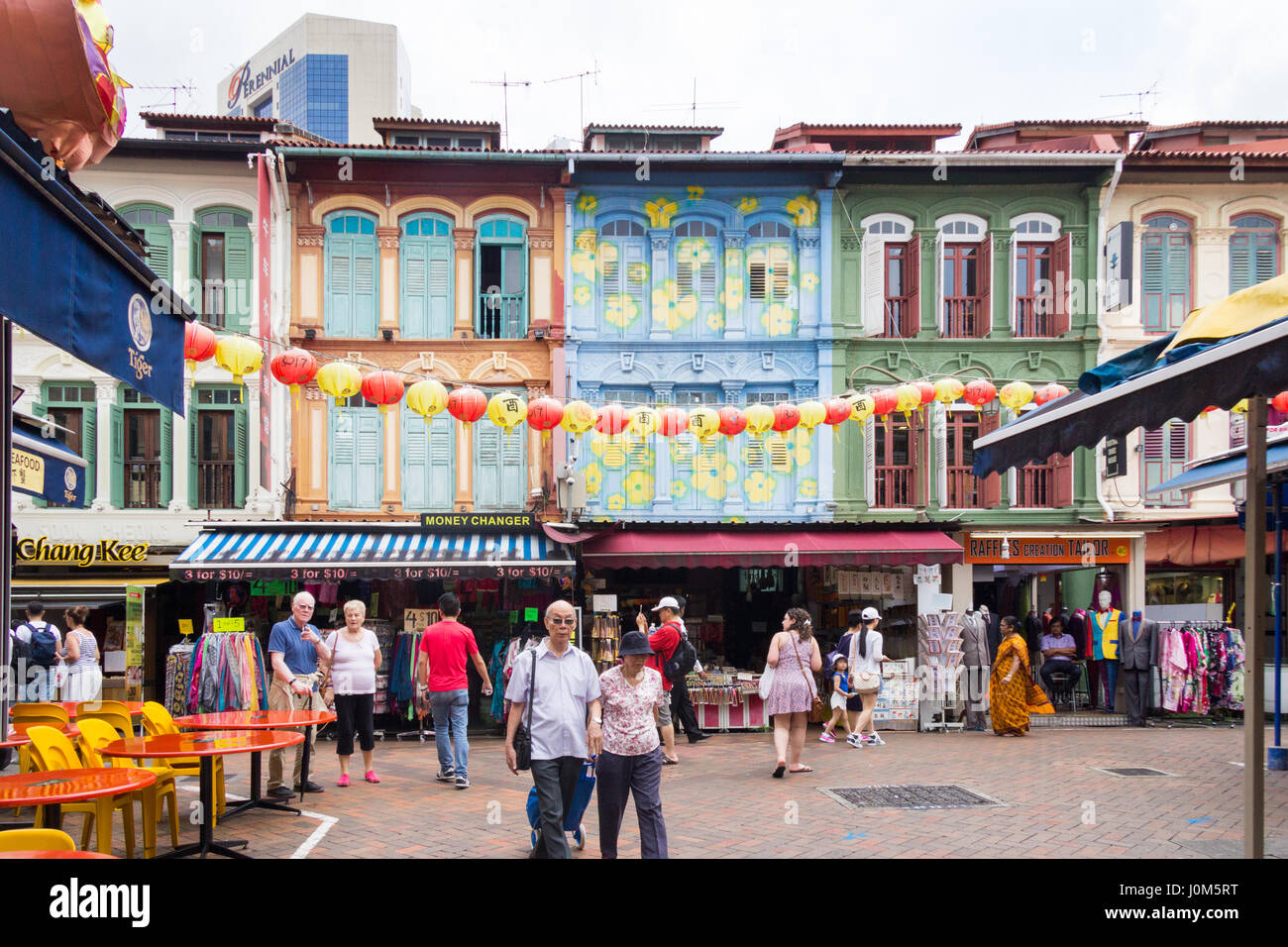 Touristen flanieren Pagode Straße in Chinatown, Singapur Stockfoto