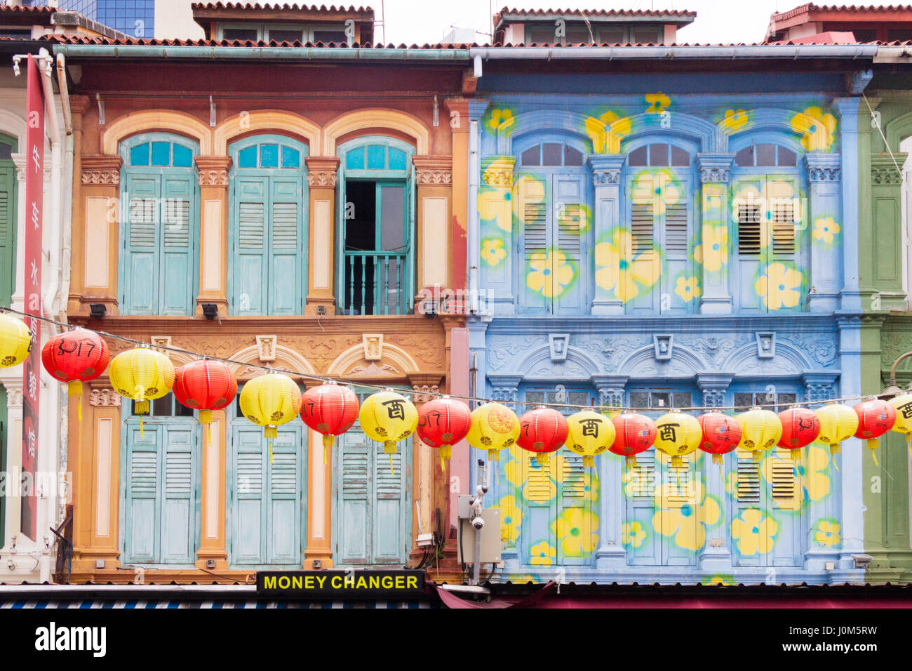Bunten chinesischen Shophouses und Laternen in Pagoda Street, Chinatown, Singapur Stockfoto