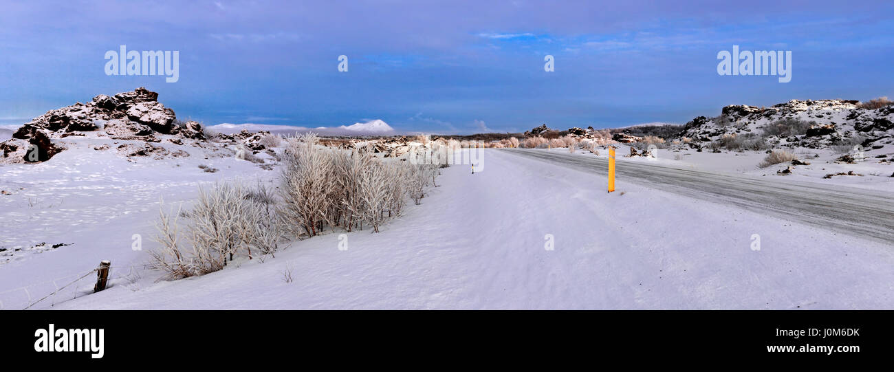 Isländische Winter-Straße in der Nähe Dimmuborgir Stockfoto