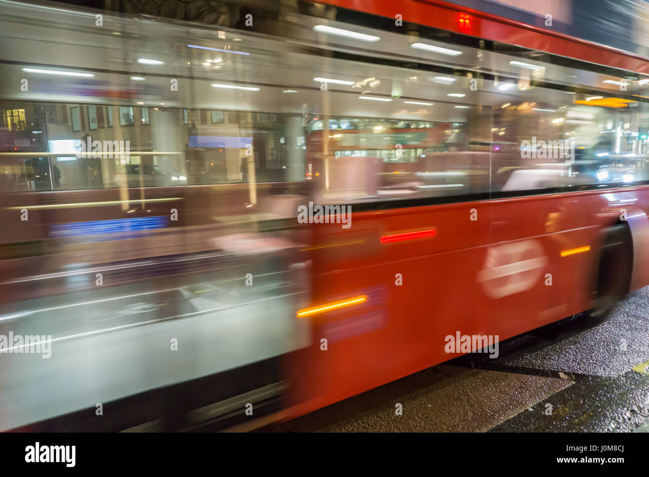 Langsame Verschlusszeit von roten Londoner Bus auf der Straße Stockfoto
