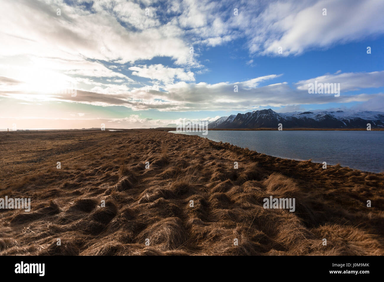 Schneebedeckte Berge und goldene Felder auf der Halbinsel Snæfellsnes (Snaefellsnes), West-Island Stockfoto