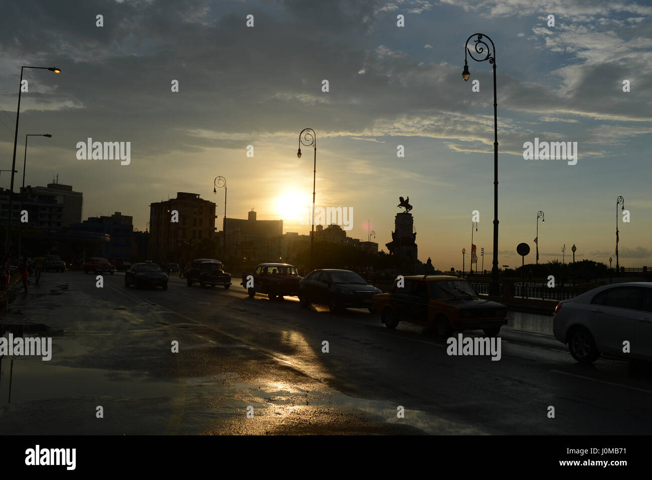 Verkehr auf dem Malecon bei Sonnenuntergang in Kuba Stockfoto