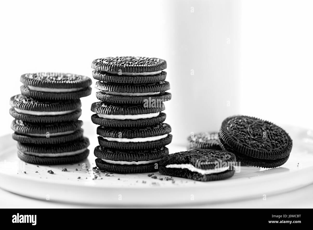 Oreo chocolate Cookies, gestapelt, serviert Milch Stockfoto