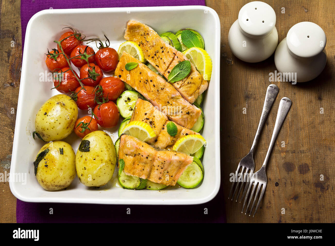 Lachs mit Cherry-Tomaten, Zucchini und Babykartoffeln Stockfoto