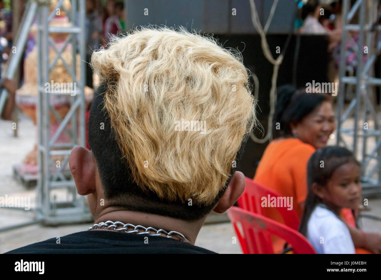 Ein Sänger mit blonden Haaren macht eine Pause während der Durchführung an einem traditionellen Khmer Neujahr Feier InTboung Khmom Provinz. Kambodscha. Stockfoto