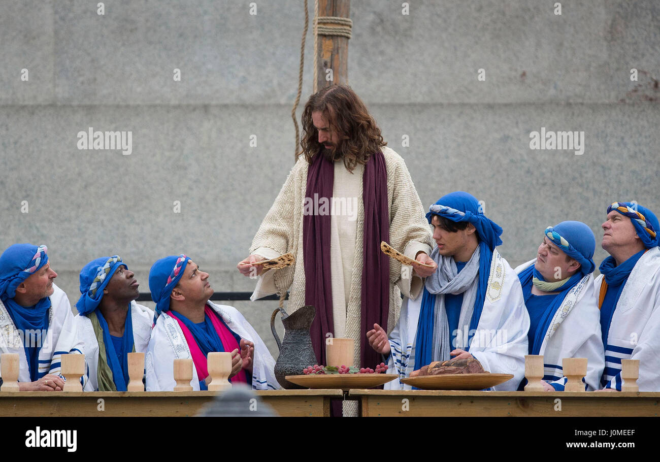 Schauspieler James Burke-Dunsmore als Jesus während einer Ostern-Performance von der Passion Jesu durch die Wintershall-Spieler am Trafalgar Square in London. Stockfoto