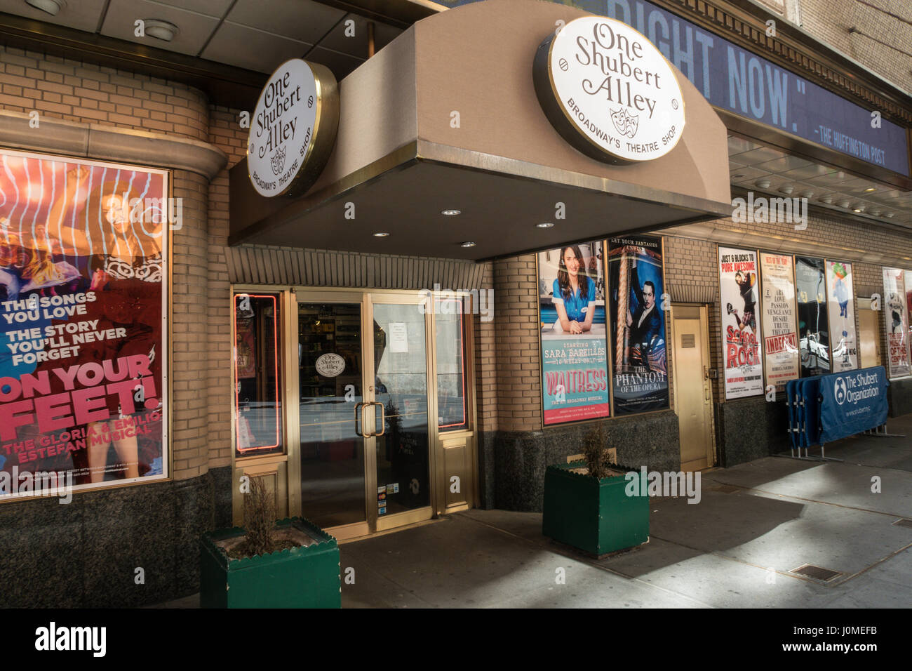 Broadway-Show-Plakate und Geschenkeladen, Shubert Alley, Times Square, New York Stockfoto