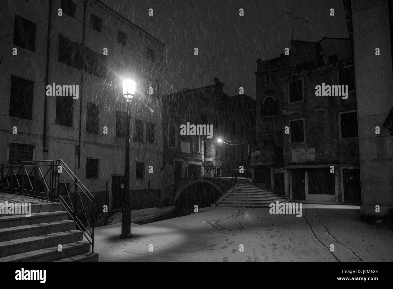 Eine Brücke und ein Kanal komplett weiß während einer schweren Schnee in Venedig. Stockfoto