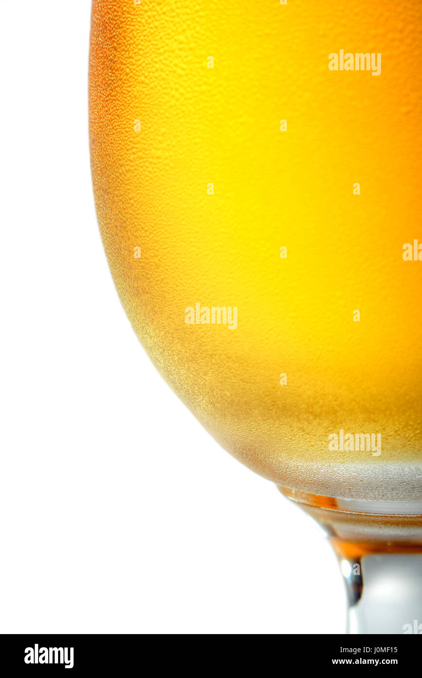 Kaltes Bier in Bierglas mit kleinen Tropfen Kondenswasser bedeckt. Stockfoto