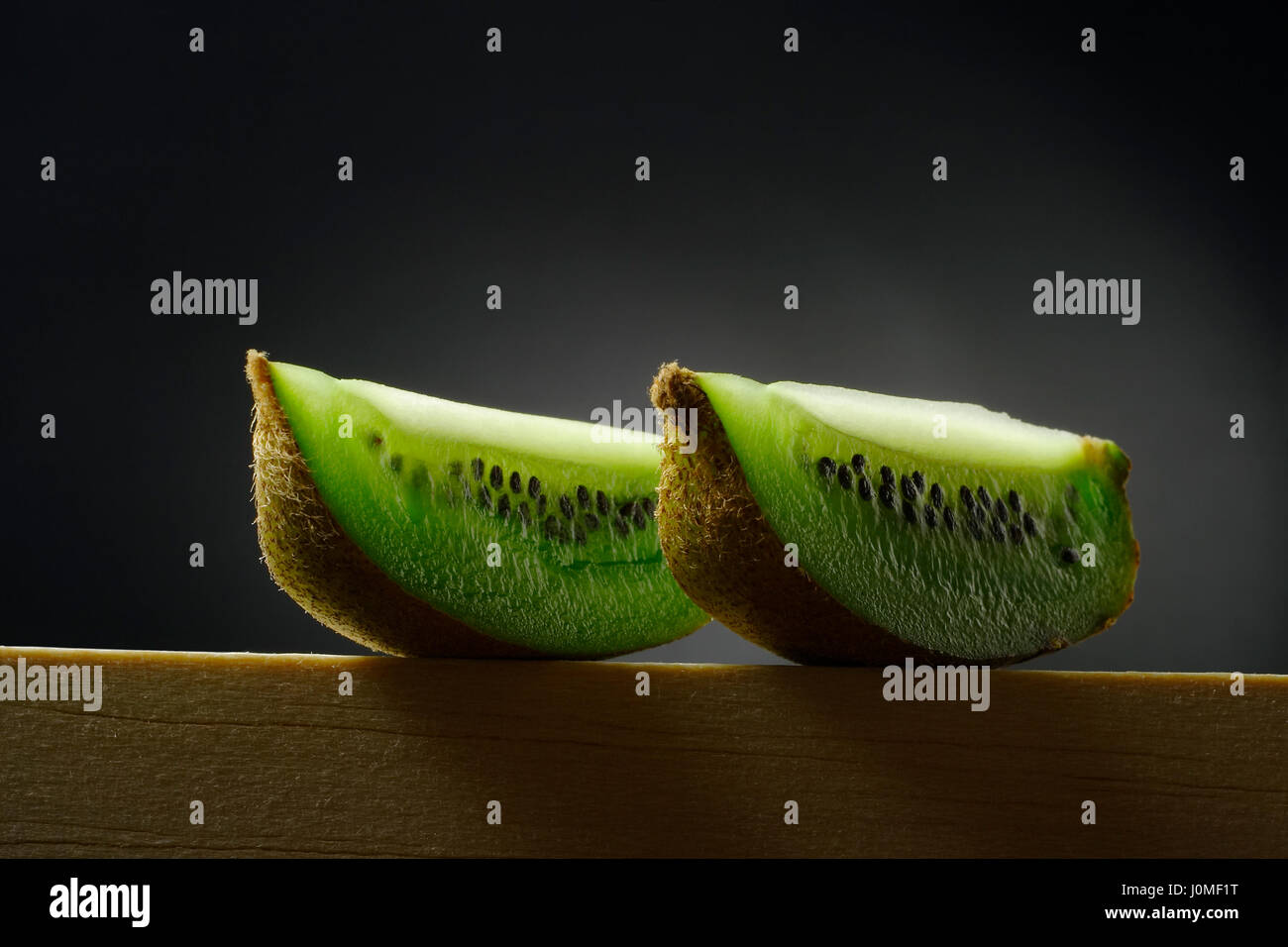 Stillleben mit zwei Kiwis. Stockfoto