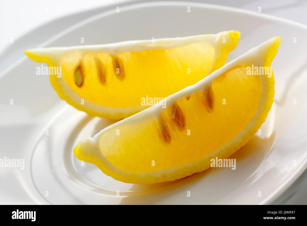 Zitrone Obst Teile lagen auf weißen Teller Stockfoto