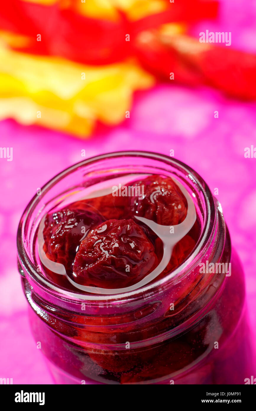 Sauerkirsche Konfitüre in geöffneten Schraubverschluss Glas Stockfoto