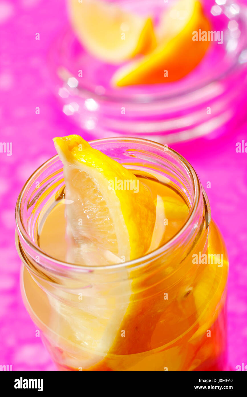 Zitronenspalten in geöffneten Glas mit unscharfen Hintergrund erhalten Stockfoto