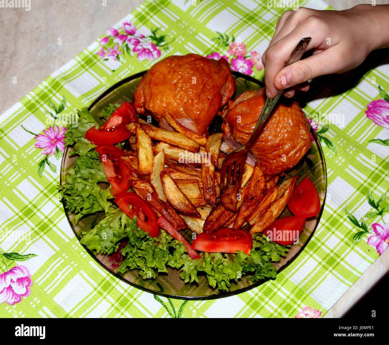 Pommes Frites. Leckere, knusprige Kartoffeln goldbraun mit Huhn und Gemüse - sind ein tolles Abendessen. Stockfoto