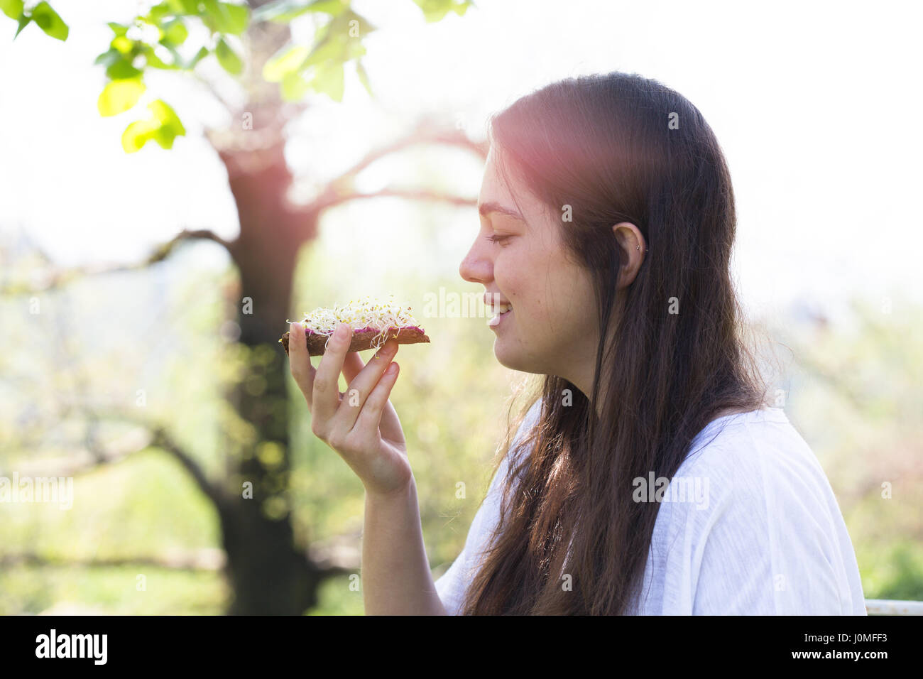 Frau sprossen essen -Fotos und -Bildmaterial in hoher Auflösung – Alamy