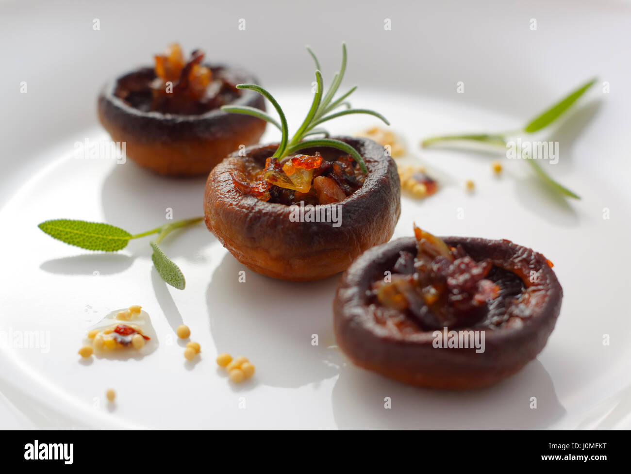 Gebratene Champignons in Reihe auf Platte Stockfoto