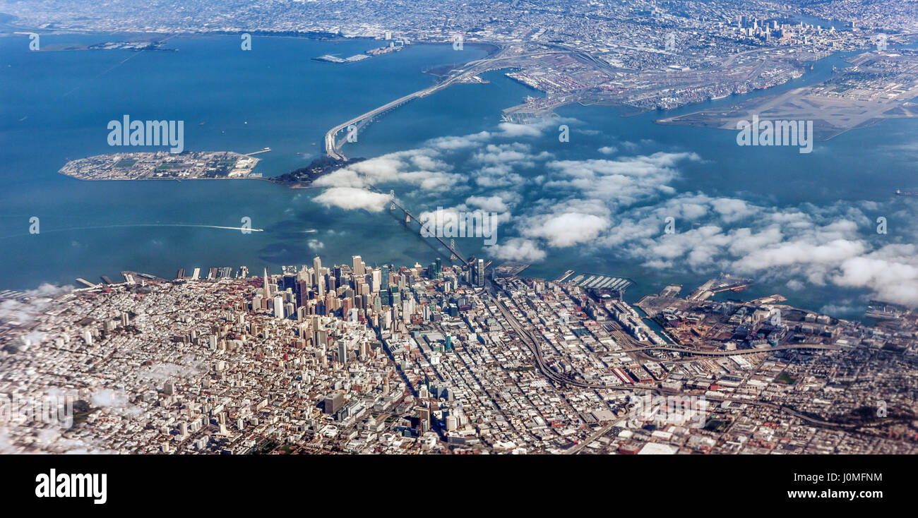 Blick auf San Francisco, Kalifornien, USA, aus dem Fenster der eine Air France Boeing 777 auf dem Weg von Paris nach San Francisco. Die Bay Bridge ist bei cen Stockfoto