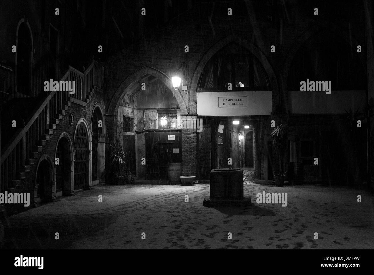 Ein Innenhof fallenden Schnee während einer schweren Schneefall in Venedig. Stockfoto