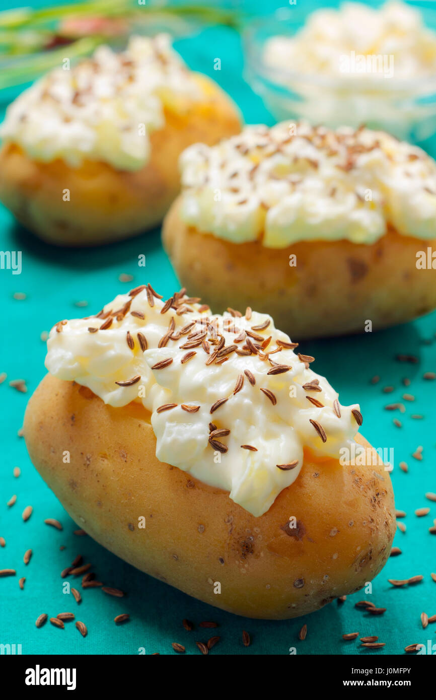 Gekochte Kartoffeln mit Quark und Kümmel Richtfest Stockfoto