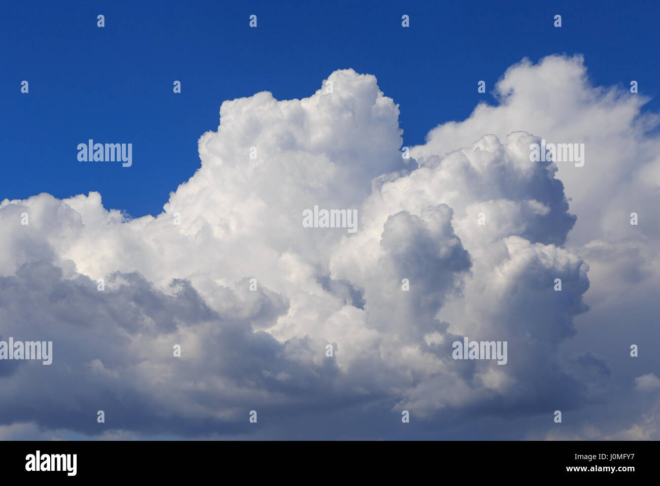 Wolken am blauen Himmel Stockfoto