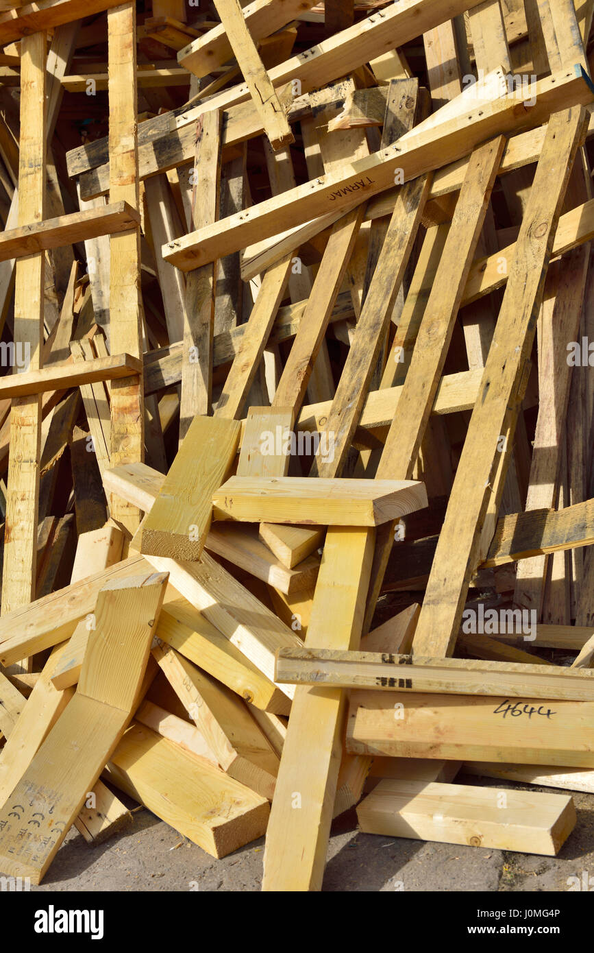 Holzpaletten und Altholz Recycling Stockfoto