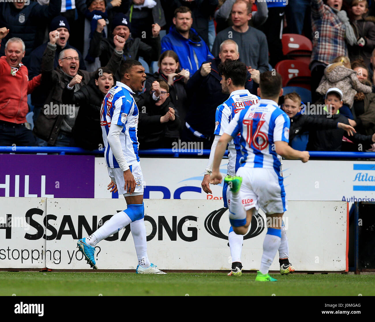 Huddersfield Town Collin Quaner (links) feiert Tor seiner Mannschaft dritte des Spiels während der Himmel Bet Meisterschaftsspiel im Stadion der John Smith, Huddersfield. Stockfoto