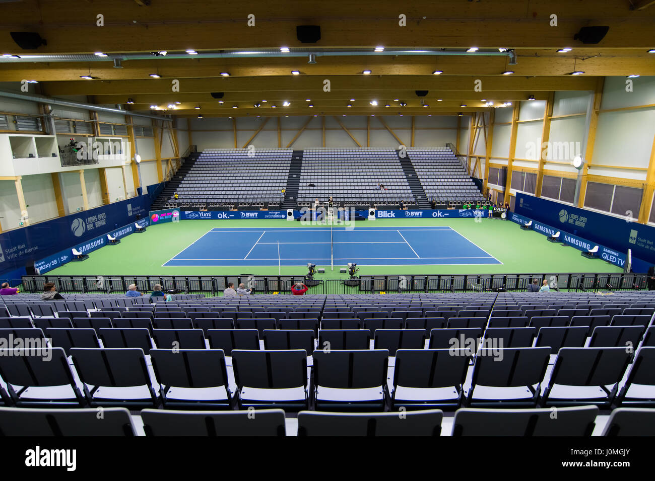 BIEL, Schweiz - APRIL 9: Ambiente beim Tennisturnier 2017 Ladies Open Biel WTA International Stockfoto