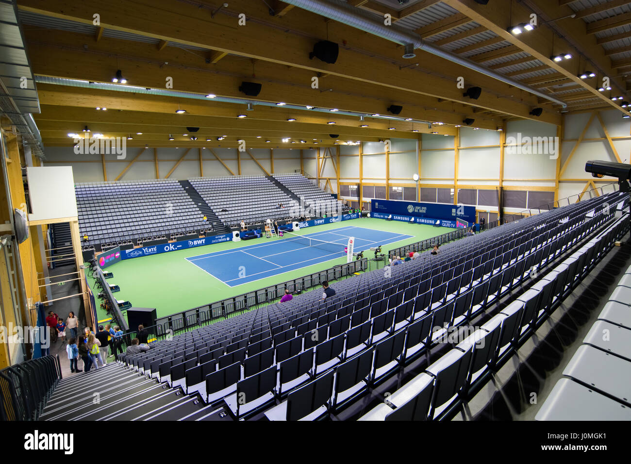 BIEL, Schweiz - APRIL 9: Ambiente beim Tennisturnier 2017 Ladies Open Biel WTA International Stockfoto