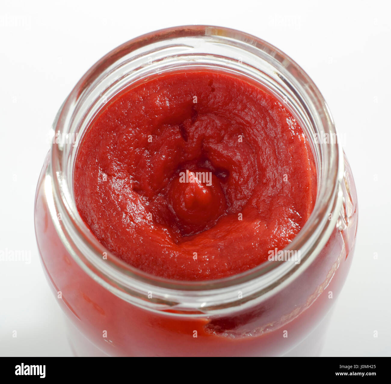 Die Nahaufnahme von der Mündung des Glases mit Tomaten paste. Ansicht von oben. Stockfoto