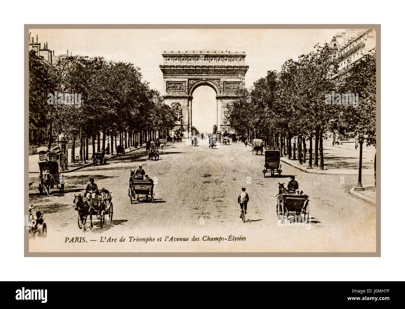 Historische alte Paris Arc de Triomphe Vintage historischen c 1900 sepia B&W Postkarte Blick auf L'Arc de Triomphe mit Pferdekutschen und Radfahrer, die aus dem Baum gesehen - l'Avenue des Champs-Elysées Paris Frankreich Stockfoto