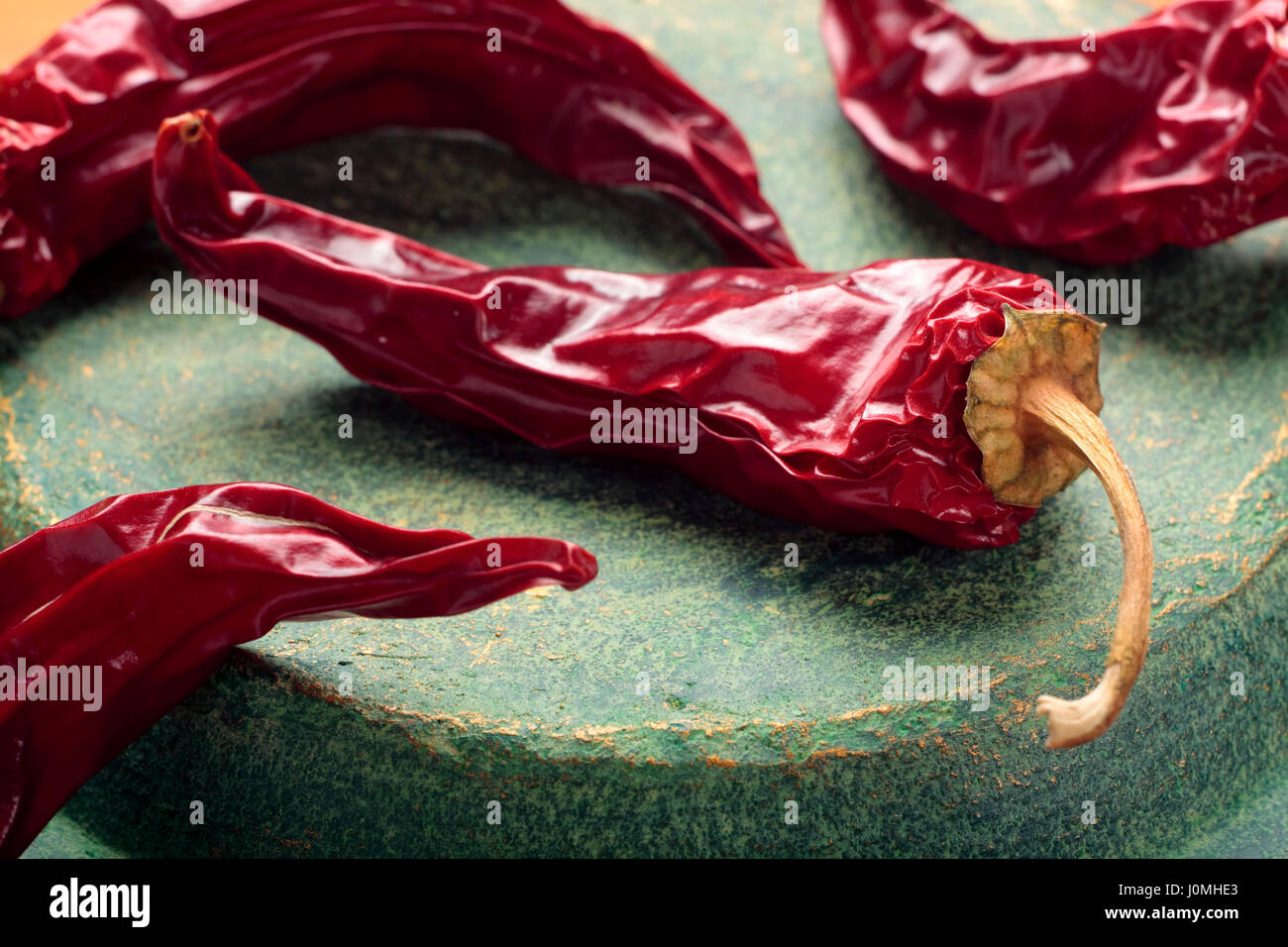 Nahaufnahme von getrocknete rote Chilischoten auf eine Keramikplatte Stockfoto