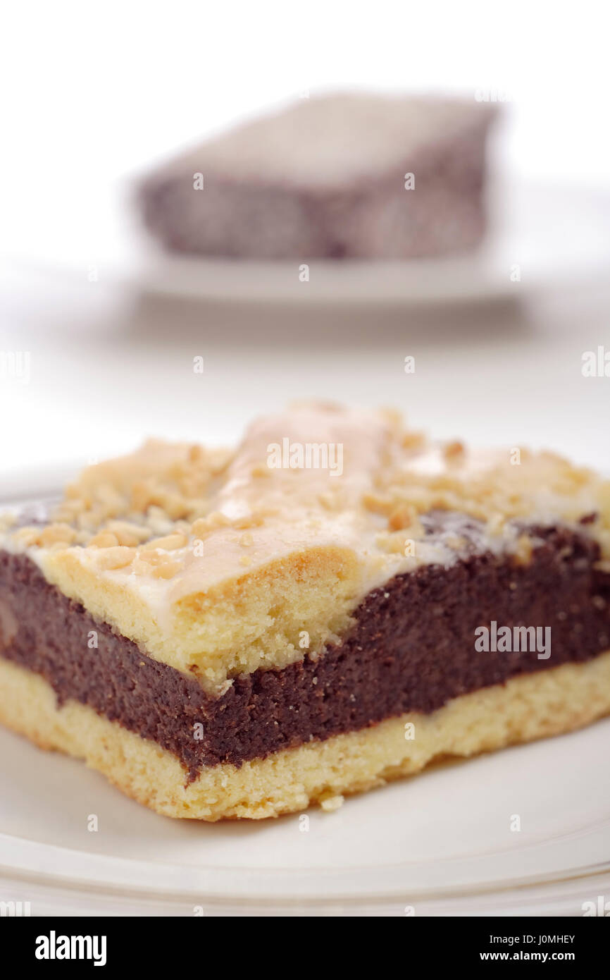 Nahaufnahme der Kuchen auf einem Teller mit zweiten Stück auf dem Hintergrund. Stockfoto