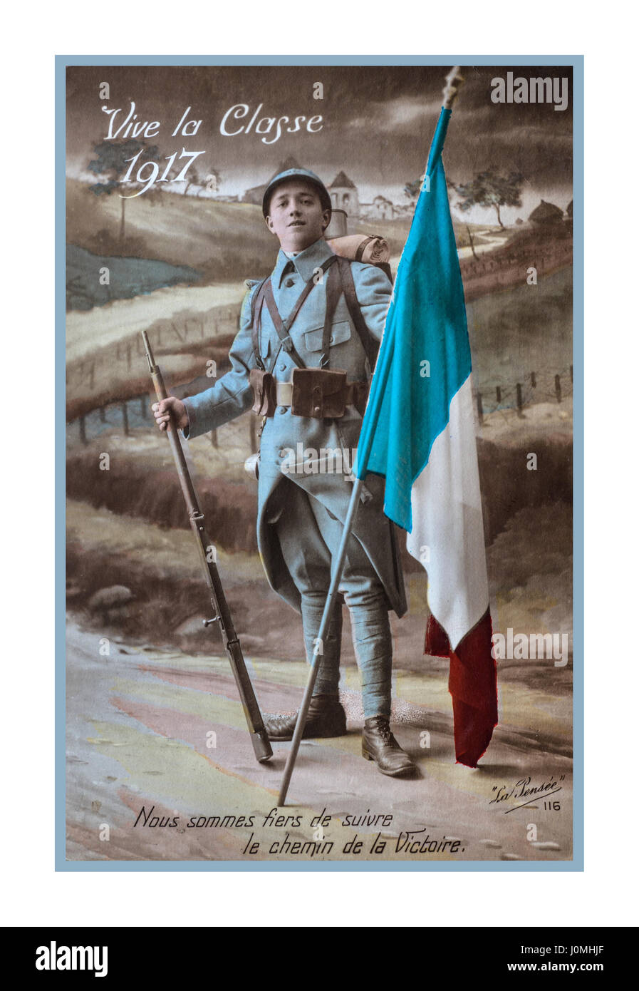WW1 1914-1918 Propaganda Postkarte mit Französische Infanterie Soldat holding Trikolore, datiert 1917 aus der "Battlefront" in Frankreich, "Lang lebe die Klasse von 1917... Wir sind stolz darauf, den Weg des Sieges zu folgen.". Stockfoto
