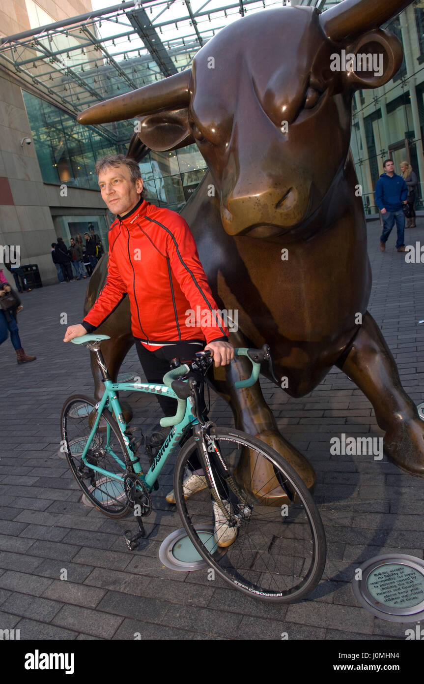 Paul Hudson auf seinem Fahrrad in Birmingham vor dem Rathaus und fahren entlang der Grachten. Stockfoto