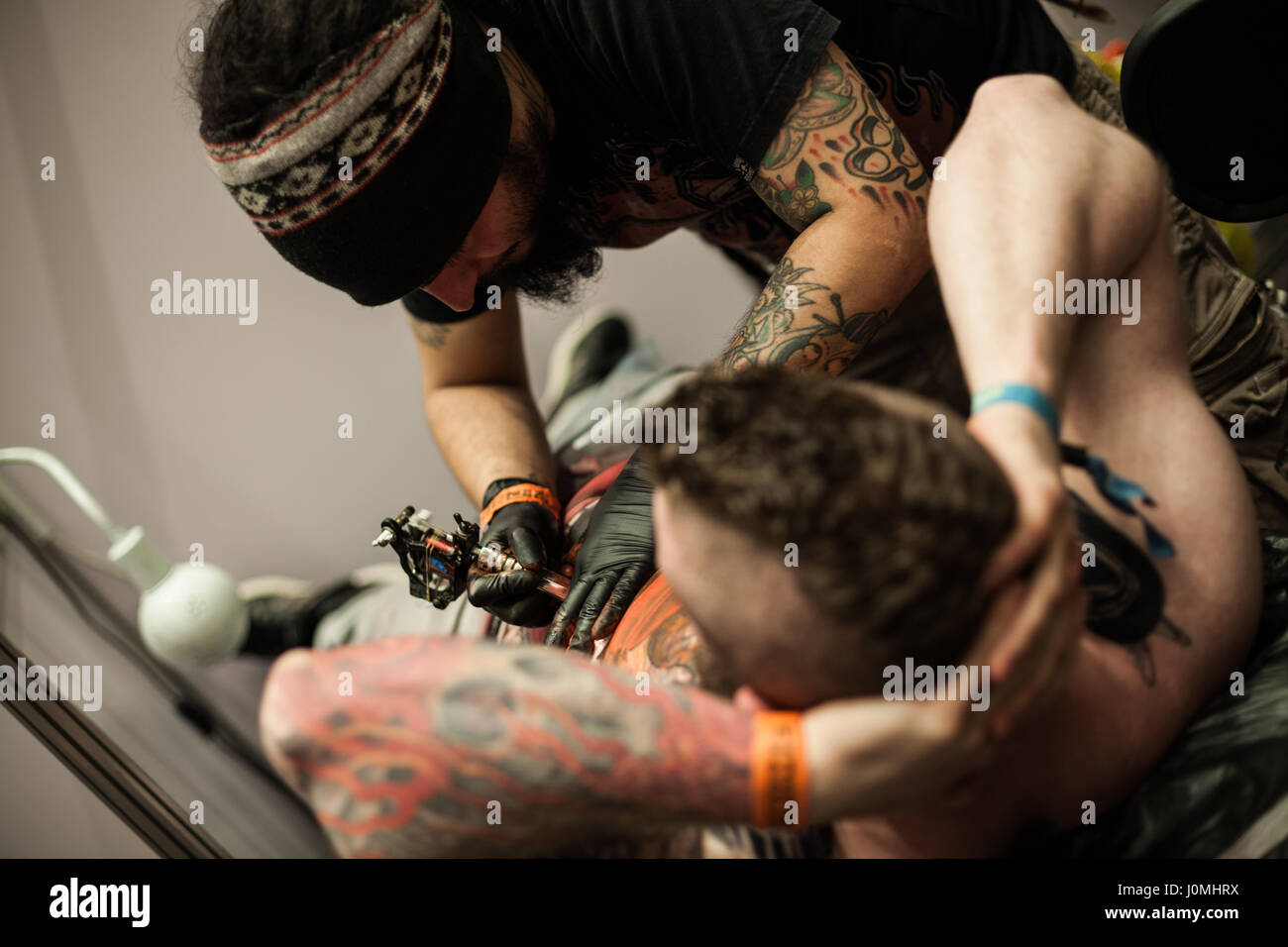 GALWAY, Irland - SEPTEMBER 12: Tattoo-Künstler bei der Arbeit während der 3. jährlichen internationalen Galway Tattoo Show am 12. September 2015 Stockfoto