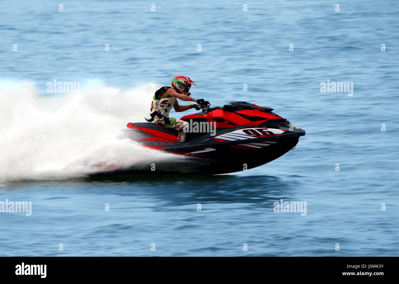 Jet-Ski mit hoher Geschwindigkeit auf dem Meer Stockfoto