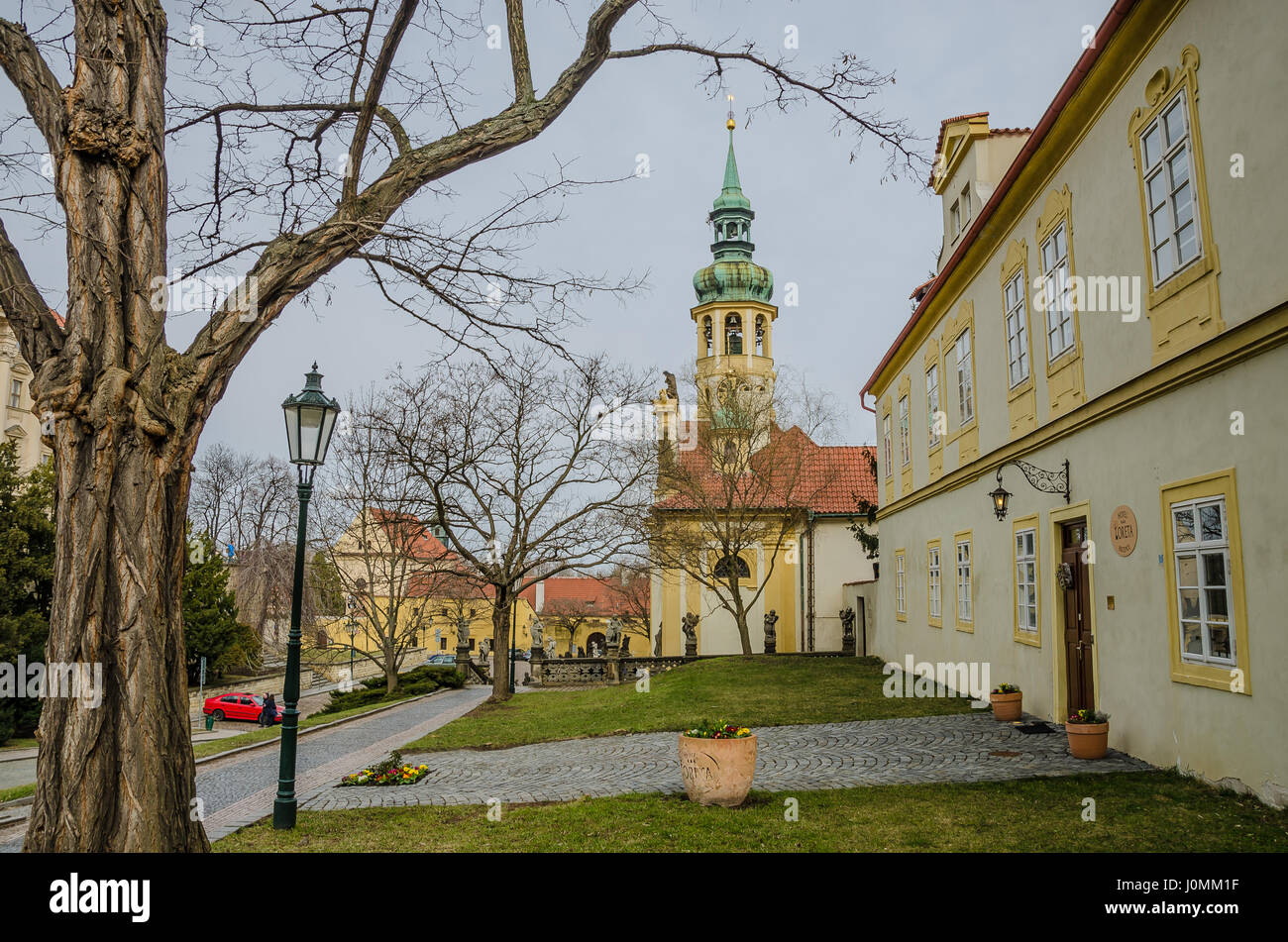Loreta Kloster hat sehr schöne Sammlung von Sehenswürdigkeiten in der Nähe von Prager Burg. Der barocke Palast entstand im Auftrag der Familie Lobkowicz. Stockfoto