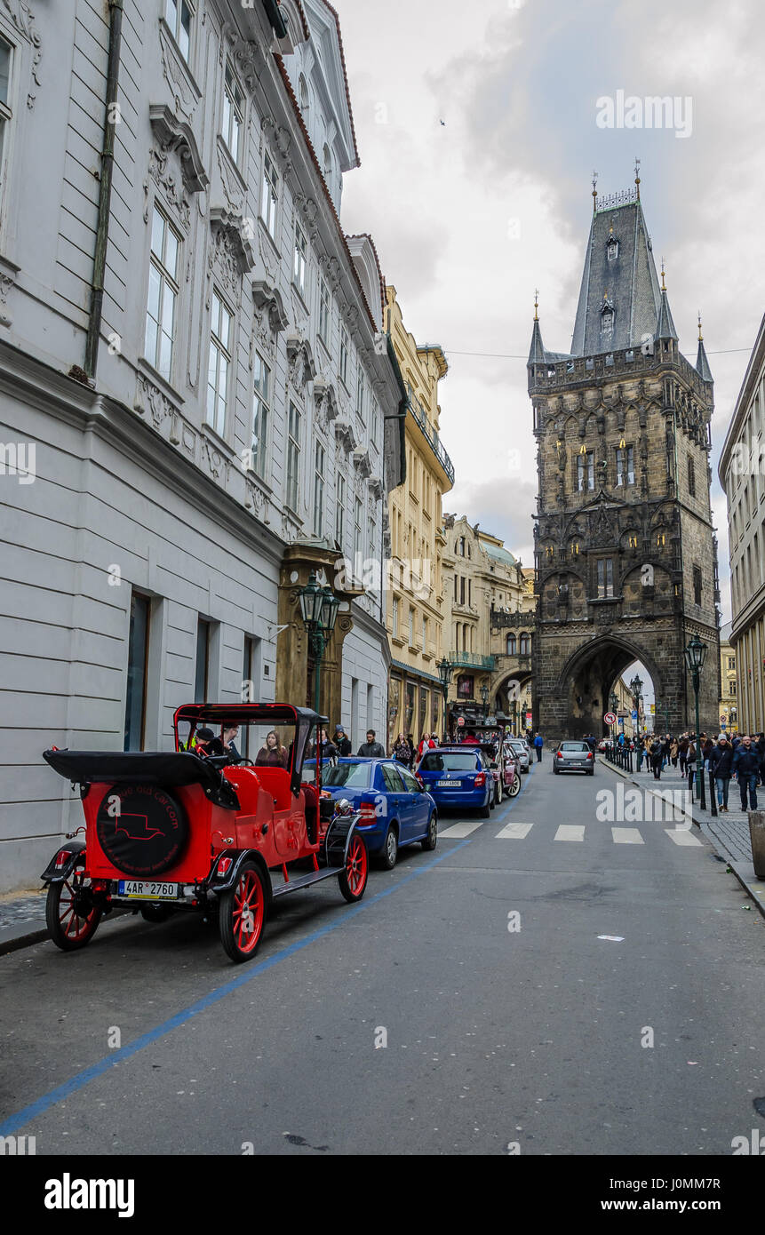 Tour Prag im altmodischen Stil, auf einem 90-minütigen, private Reise durch die Stadt in einem historischen Auto für Ihre Gruppe von bis zu 5 Personen. Stockfoto