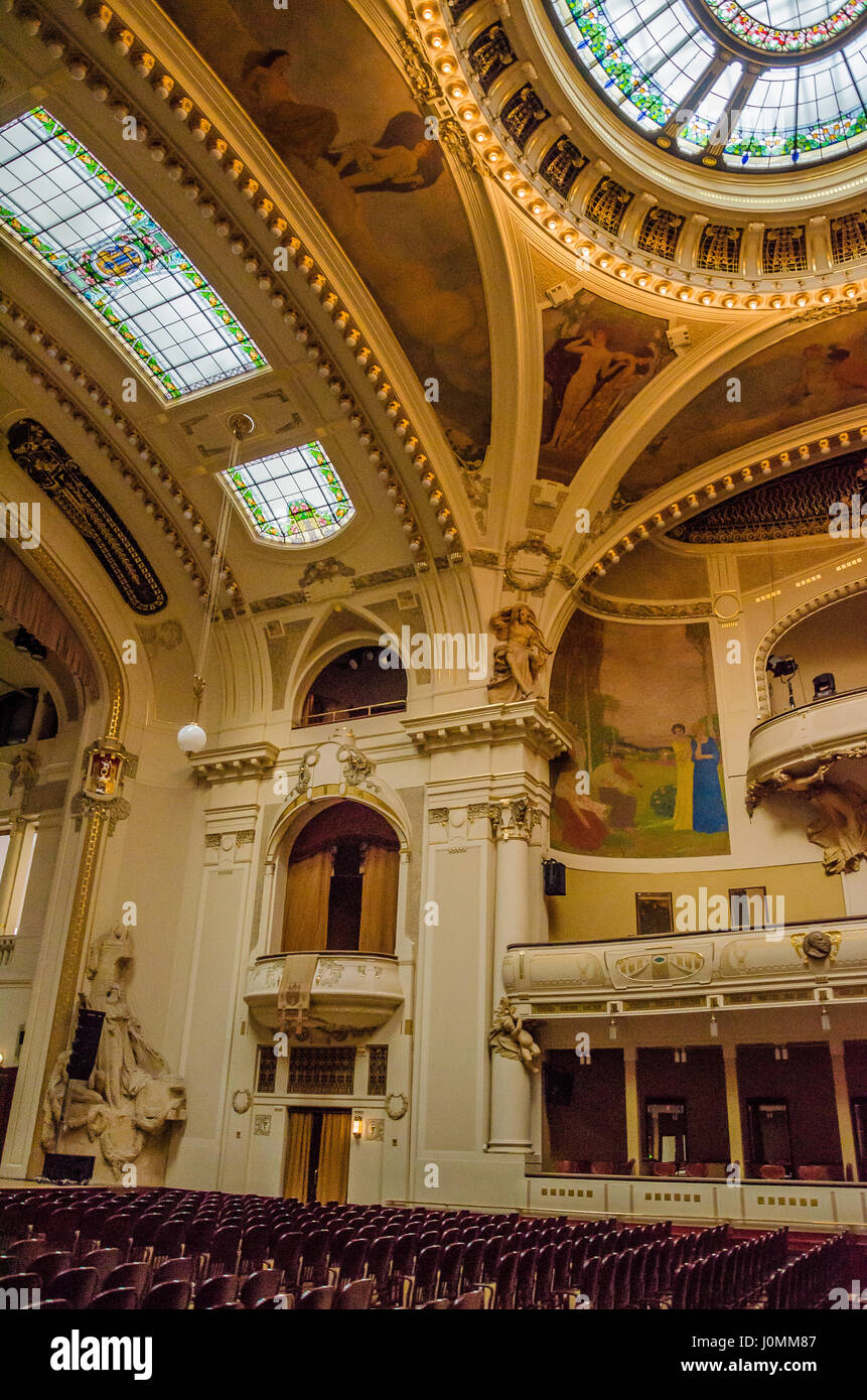 Smetana-Saal ist der größte Bereich des Gemeindehauses. Der Name des Konzertsaals ist Prager Hommage an den tschechischen Komponisten Bedřich Smetana. Stockfoto