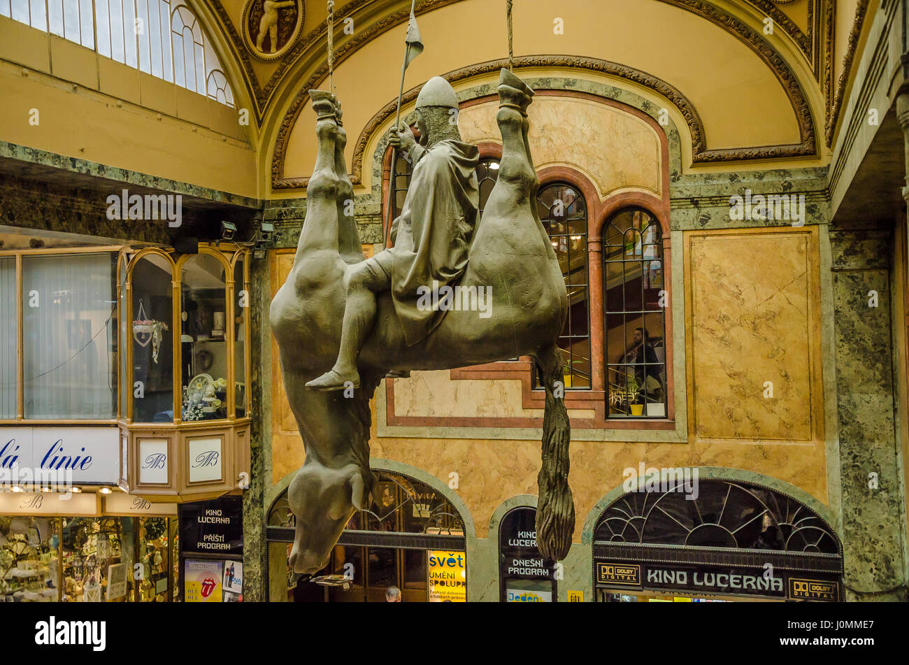 UpsideDownStatue von König Wenzel Reiten ein totes Pferd von tschechischen Bildhauers David