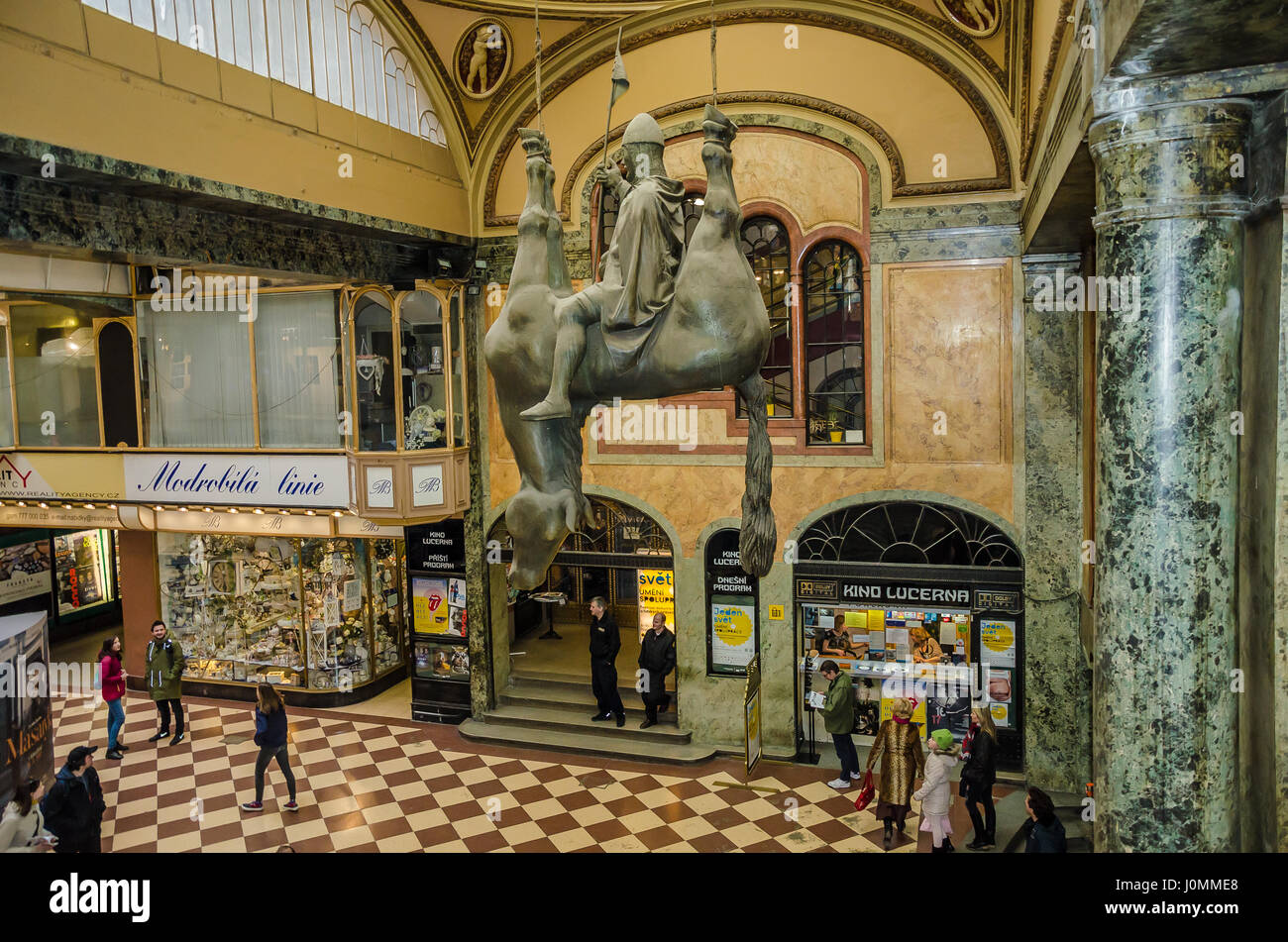 UpsideDownStatue von König Wenzel Reiten ein totes Pferd von tschechischen Bildhauers David