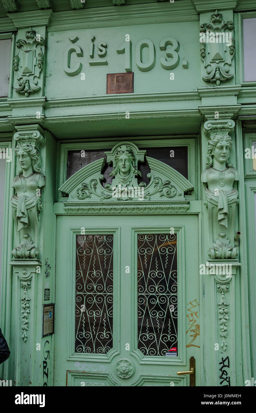 Prag ist voll von schönen Häusern aus dem 19. Jahrhundert und wie ein Katalog der Architekturgeschichte. Stockfoto