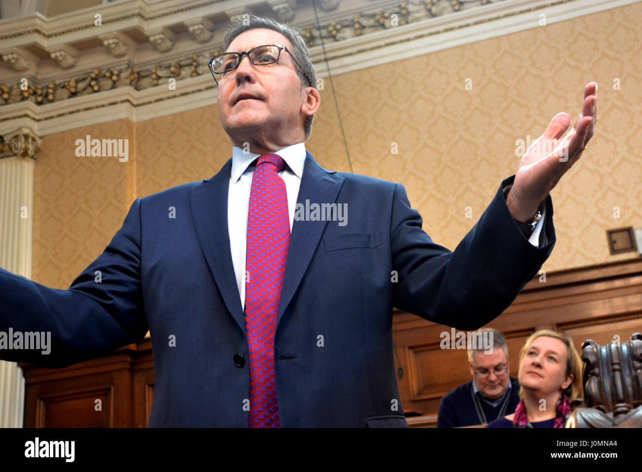 Stockport Ratsherren Lisa Smart & Mark Hunter führen Schock Pläne zur umstrittenen Pläne mehr Manchester räumlichen Rahmen demontieren. Stockfoto