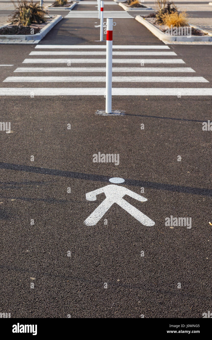 Fußgängerzone Straßenschild auf einem nassen dunklen Asphalt-Boden Stockfoto