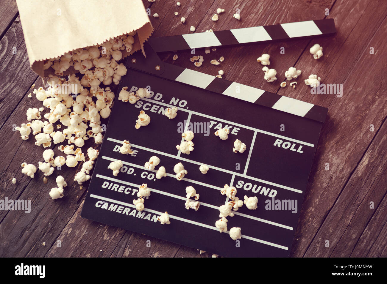 Film-Klappe mit frisches popcorn Stockfoto
